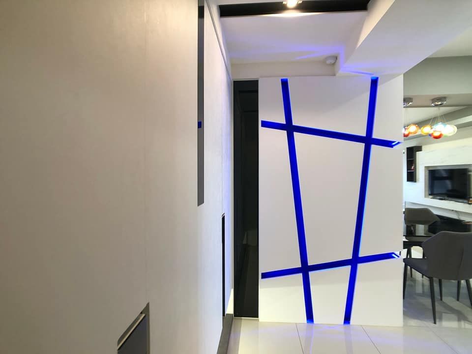台南真愛：玄關藍色燈條造型牆