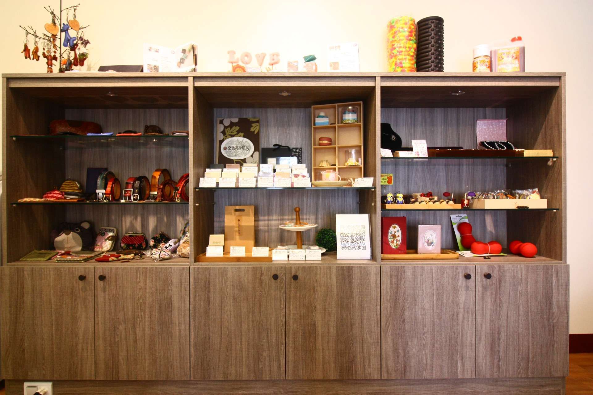 拿手絕活：木紋展示櫃陳列商品