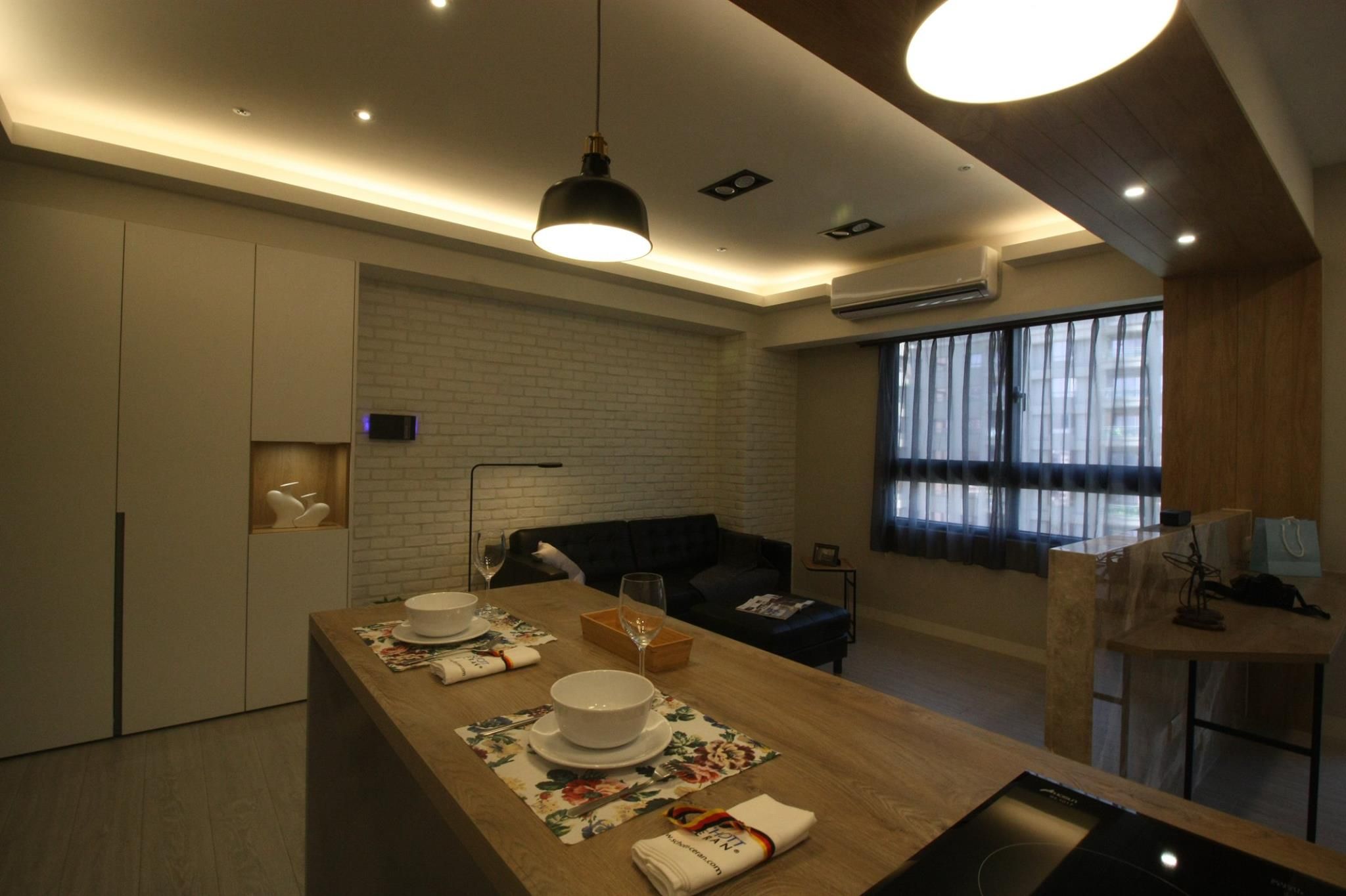 新都廳 II：餐桌、吊燈與客廳